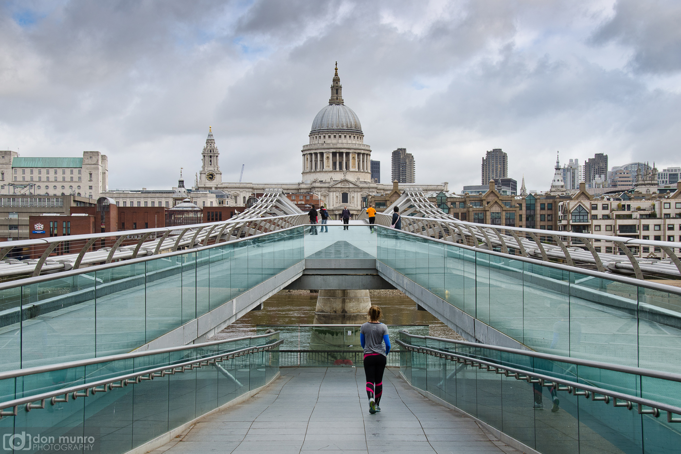 7948834-St-Paul-s-Cathedral-and-Millennium-Bridge-at-night--Stock-Photo